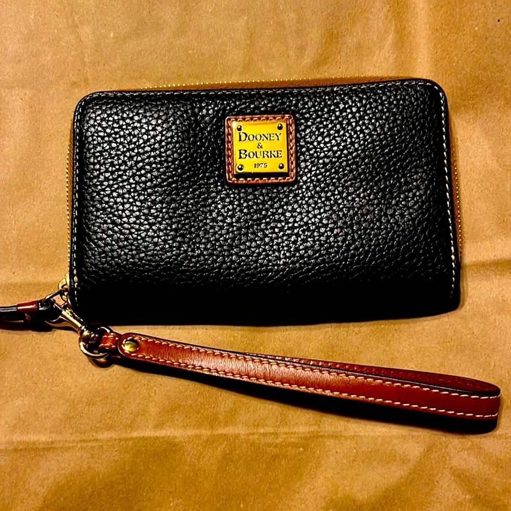 Pebble Grain Zip Around Phone Wristlet
Style ZR102BL
Color: Black